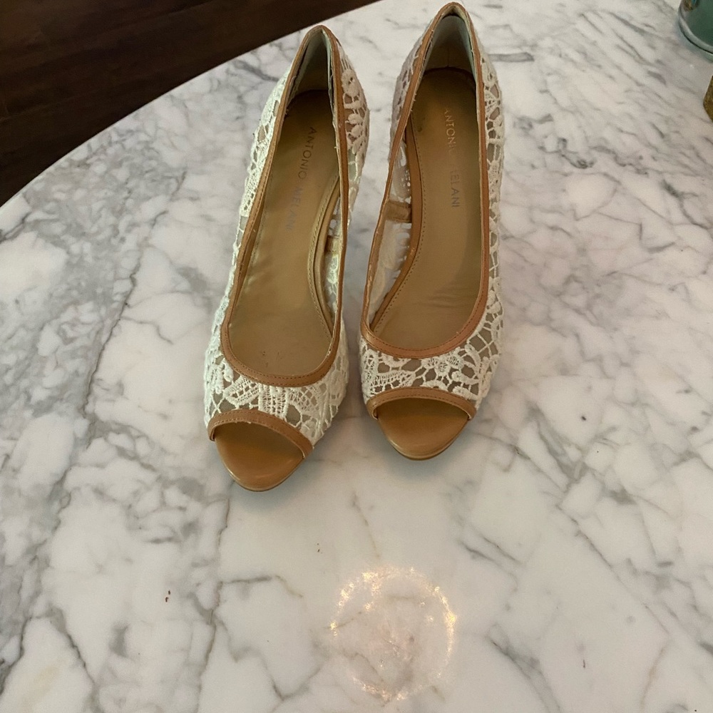 Antonio Melani beige w/lace shoes 8 1/2